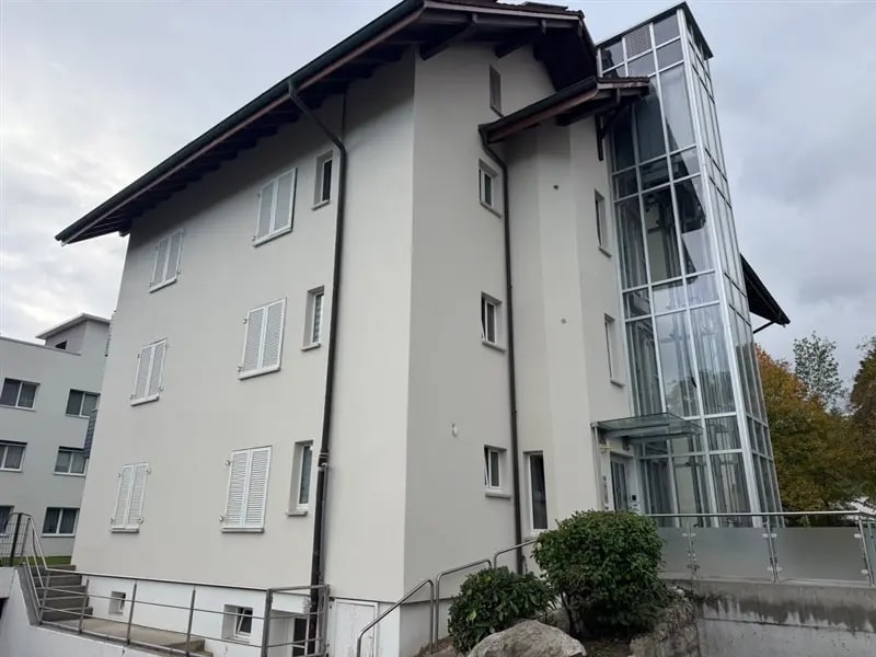 Dasselbe Mehrfamilienhaus nach den Arbeiten mit fertiger, heller Fassade ohne Gerüst
